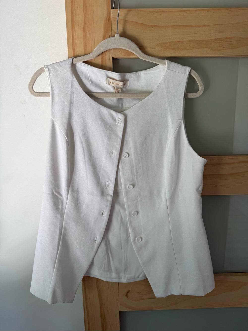 Monteau Sleeveless Button-Front fitted vest top in White
